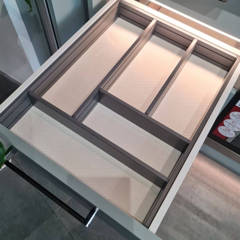 Ảnh thực tế bộ khay chia ngăn kéo Hafele 552.52.803 Ảnh thực tế bộ khay chia ngăn kéo Hafele 552.52.803