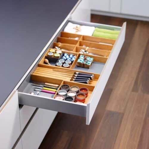 Ảnh thực tế phụ kiện chia ngăn FINELINE cho hộc tủ Hafele 556.05.418